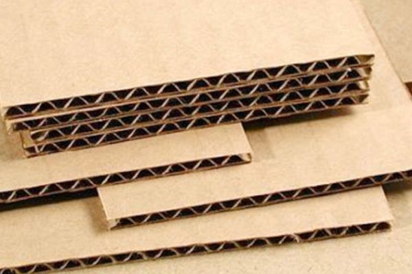 Thùng carton 3 lớp, một sản phẩm đóng gói phổ biến, có cấu tạo độc đáo.